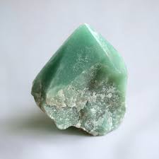 How Crystals Like Green Aventurine and Rose Quartz Manifest Abundance